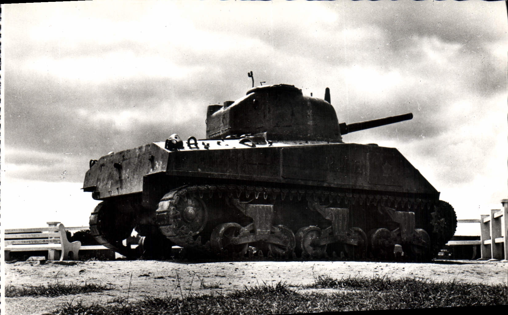 CPM Militaria Arromanches Un souvenir du debarquement Tank Char d'assaut