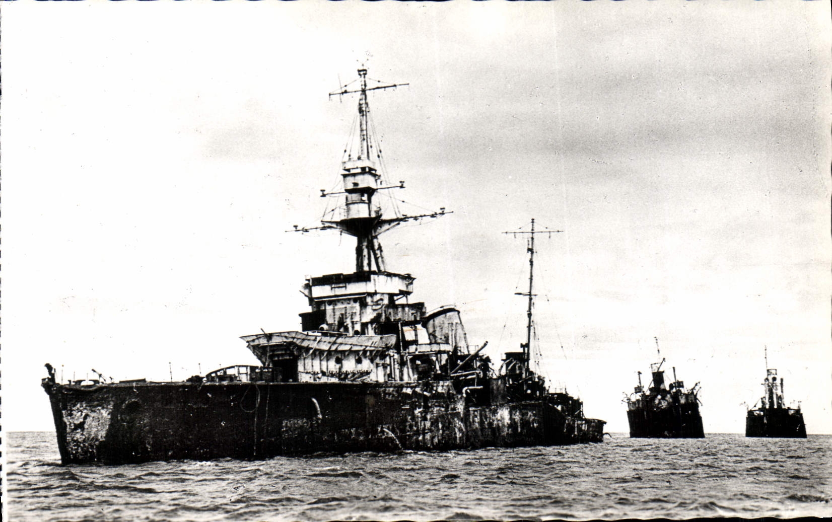 CPM Militaria Juno Beach Bateaux echoues devant le port