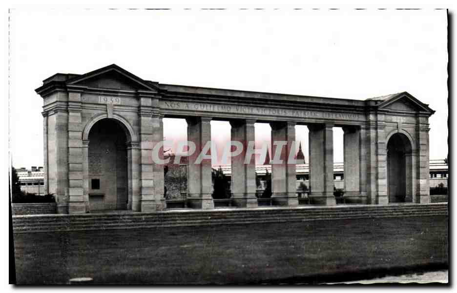 CPM Militaria Bayeux Le Memorial Anglais 