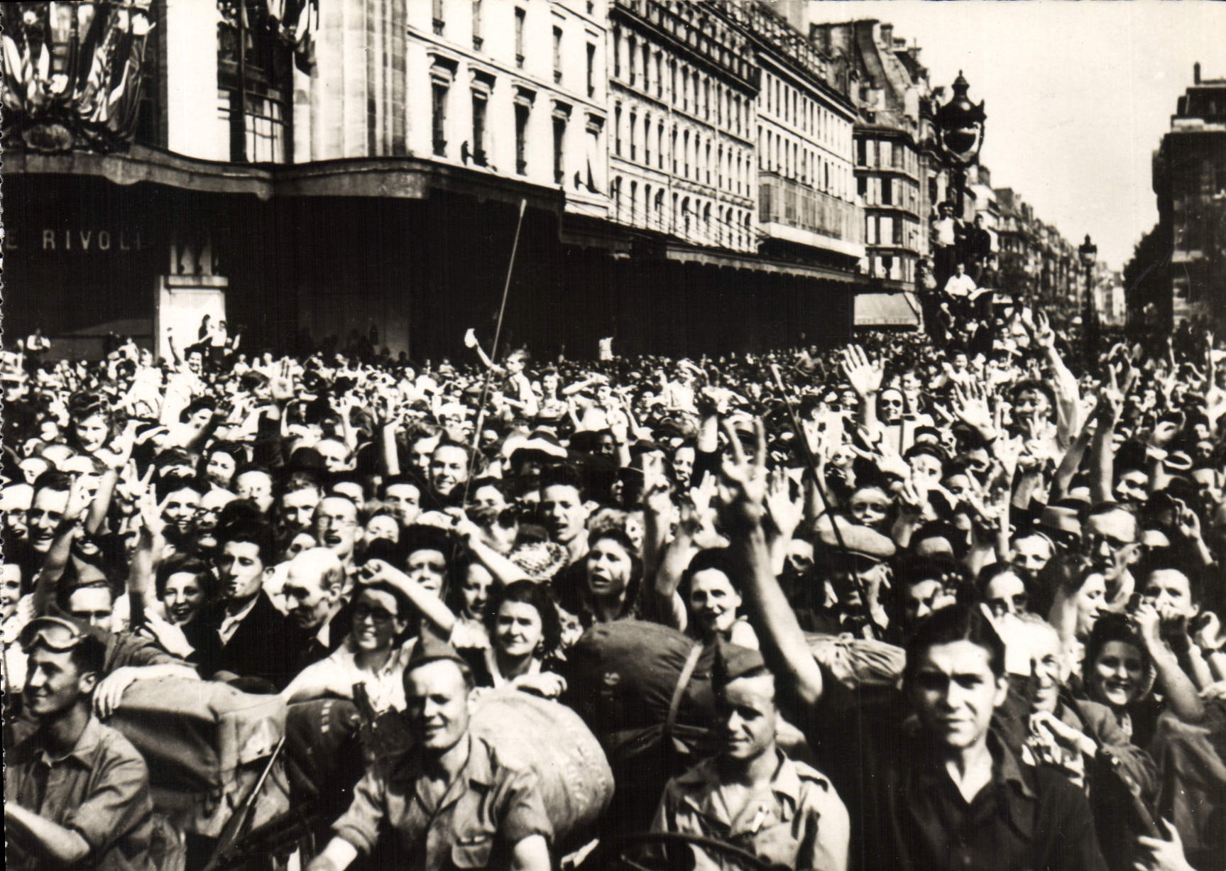 Place de l'Hôtel-de-Ville — foule acclamant le Général de Gaulle — Éditions O. P. Diff. var. Photo Presse-Libération