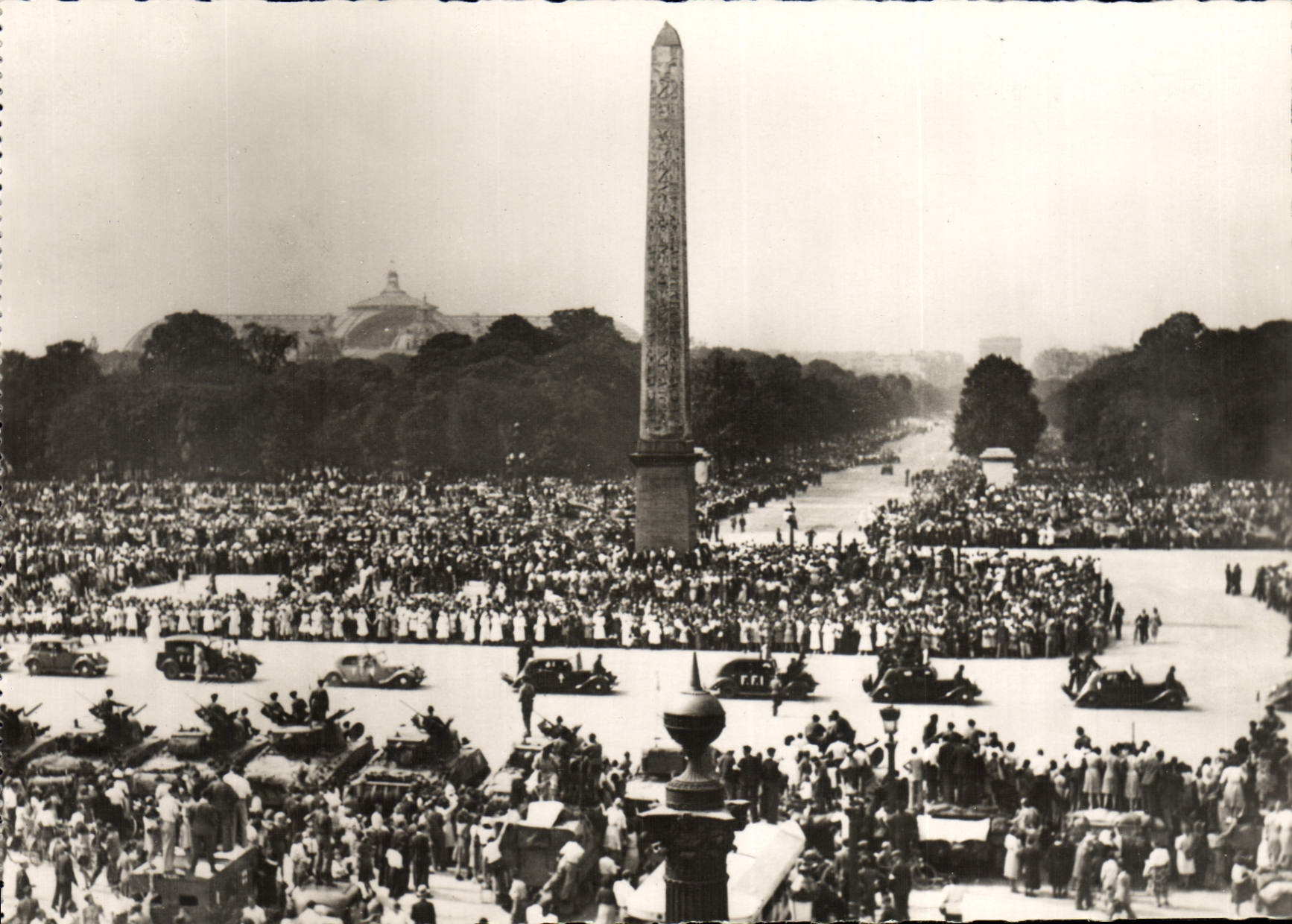 Défilé des F.F.I. — Place de la Concorde — Éditions O.P. - Diffusé par Photo-Presse-Libération