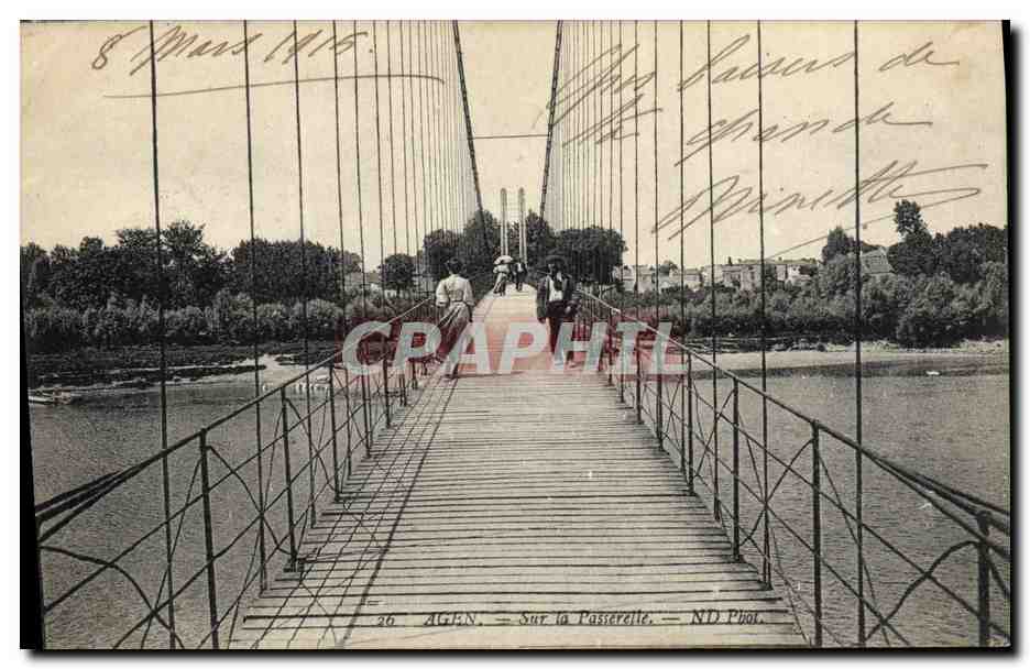 CPA Pont Agen Sur la passerelle