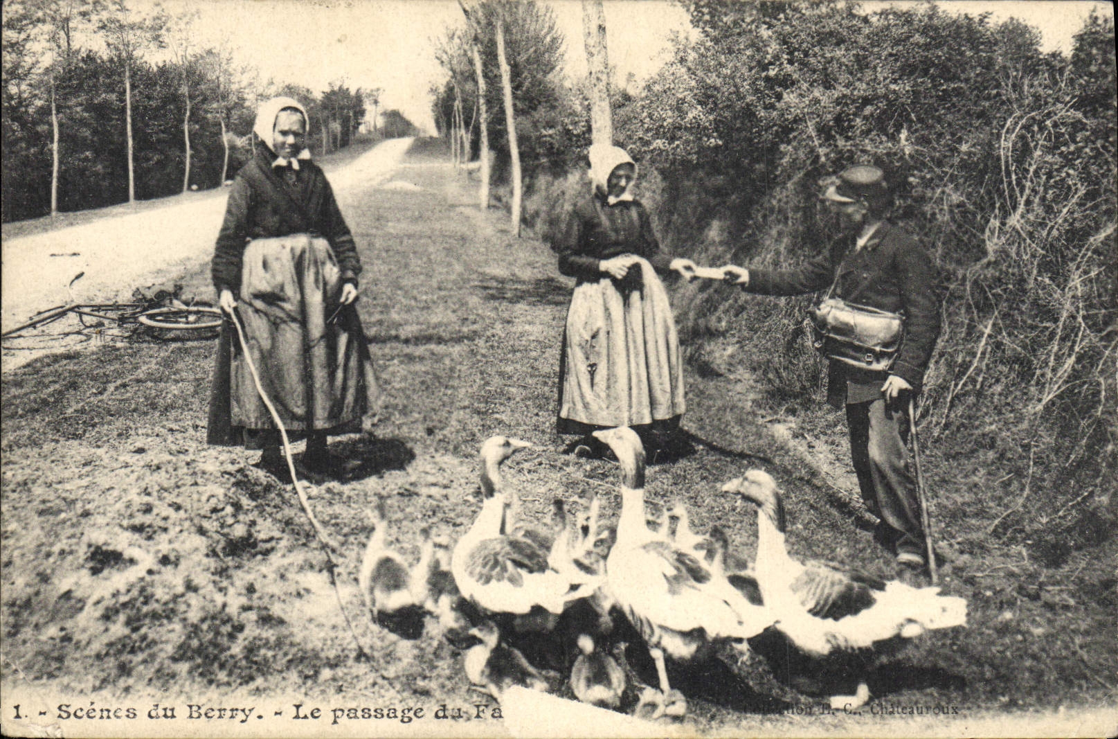 CPA Folklore Scenes du Berry Le passage du facteur
