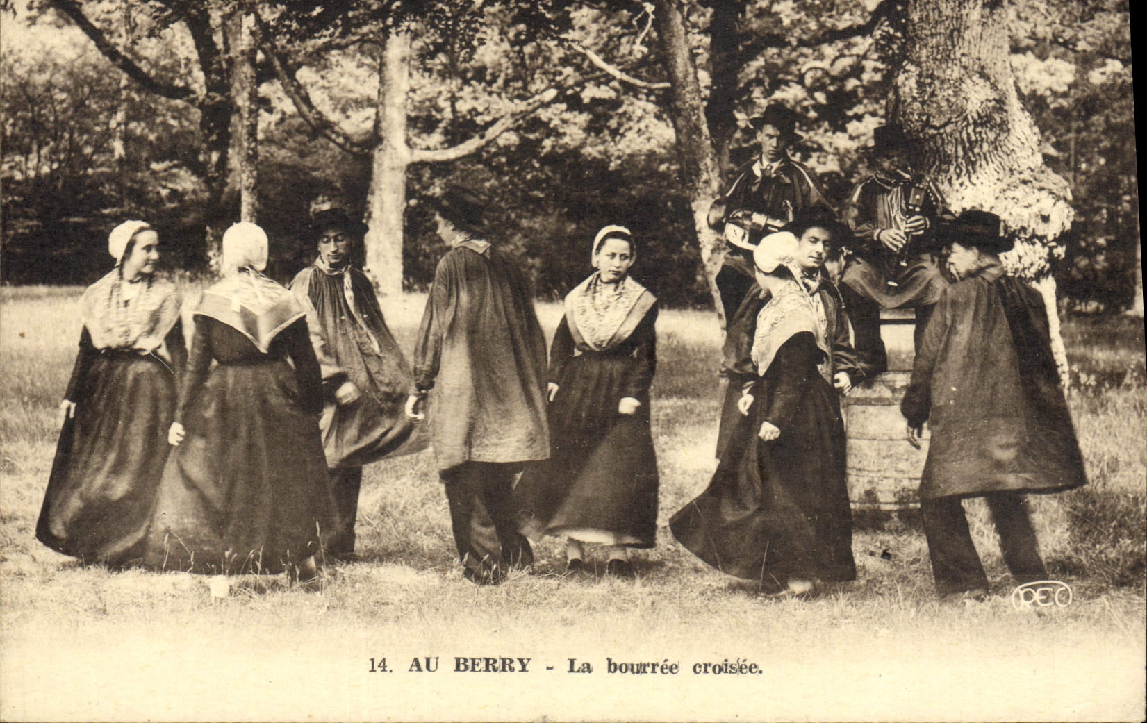 CPA Folklore Au Berry La bourree croisee