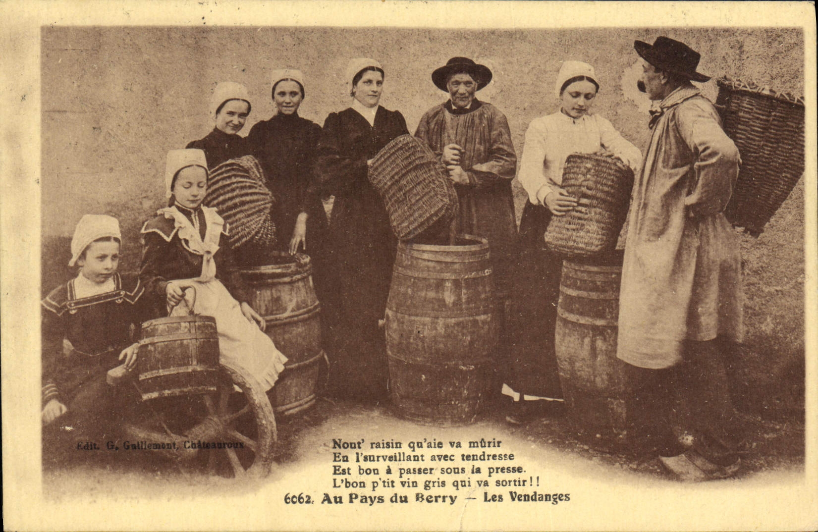 CPA Folklore Au Pays du Berry Les vendanges