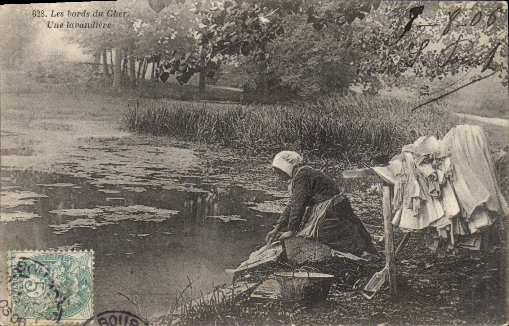 CPA Folklore Les bords du Cher Une lavandiere