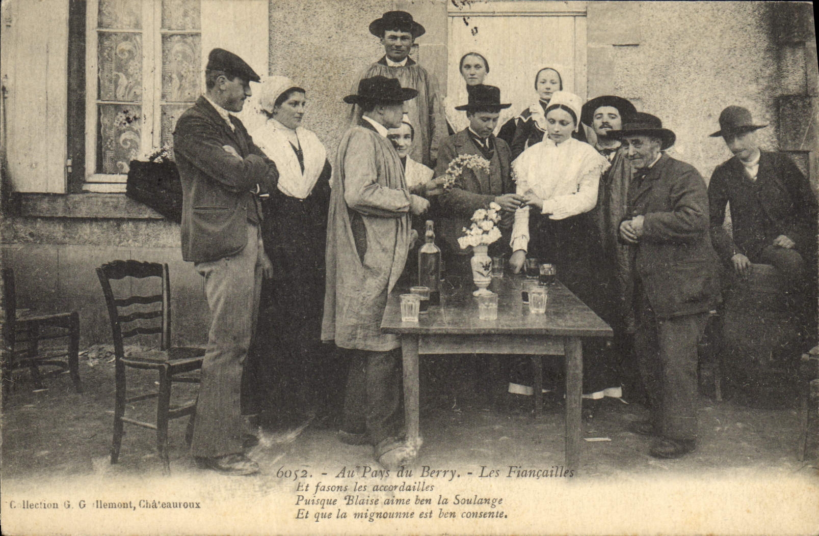 CPA Folklore Au Pays du Berry Les fiancailles