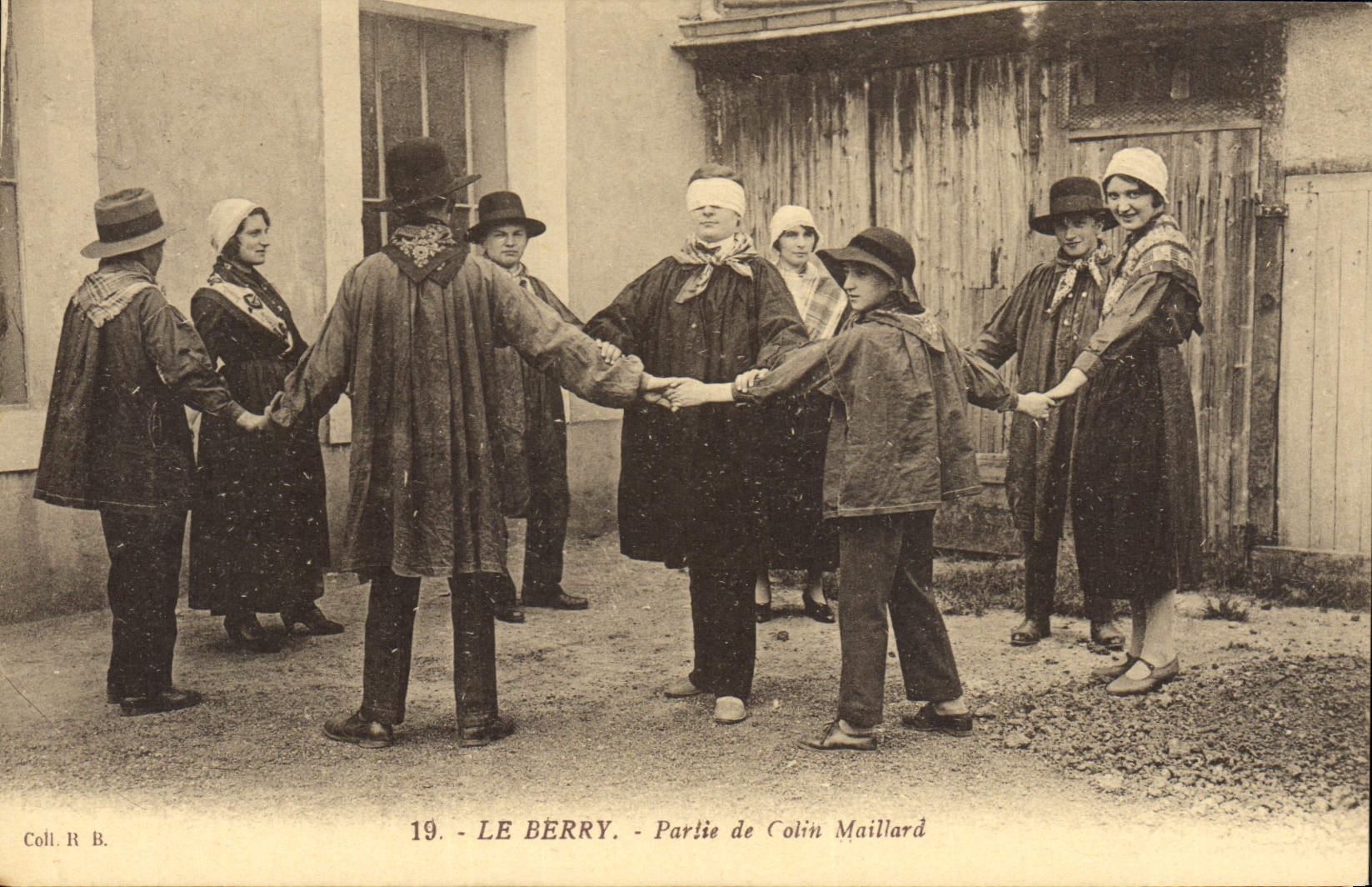 CPA Folklore Le Berry Partie de Colin Maillard 
