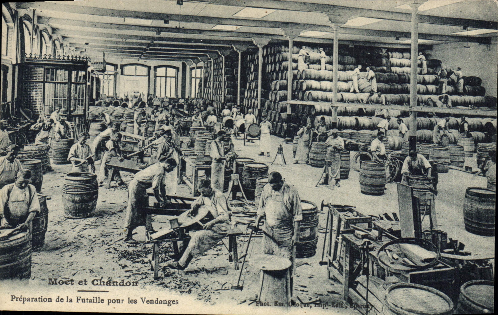Préparation de la Futaillle pour les Vendanges — Moët et Chandon — Phot. Em. Choque, Imp. Edit. Sbarun