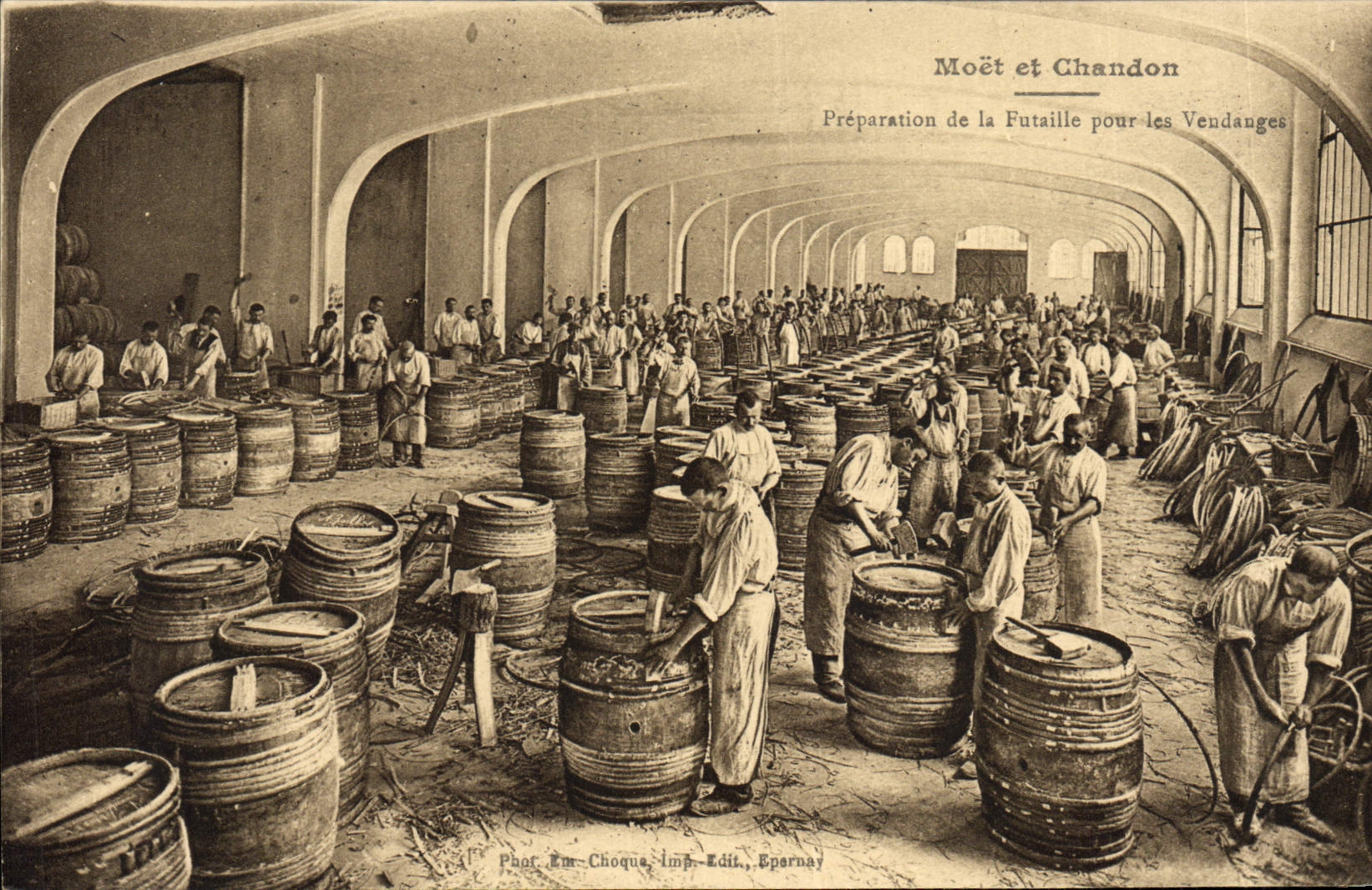 Moët et Chandon — Préparation de la Futaillle pour les Vendanges — Phot. Em-Choque, Imp. Édit., Epernay