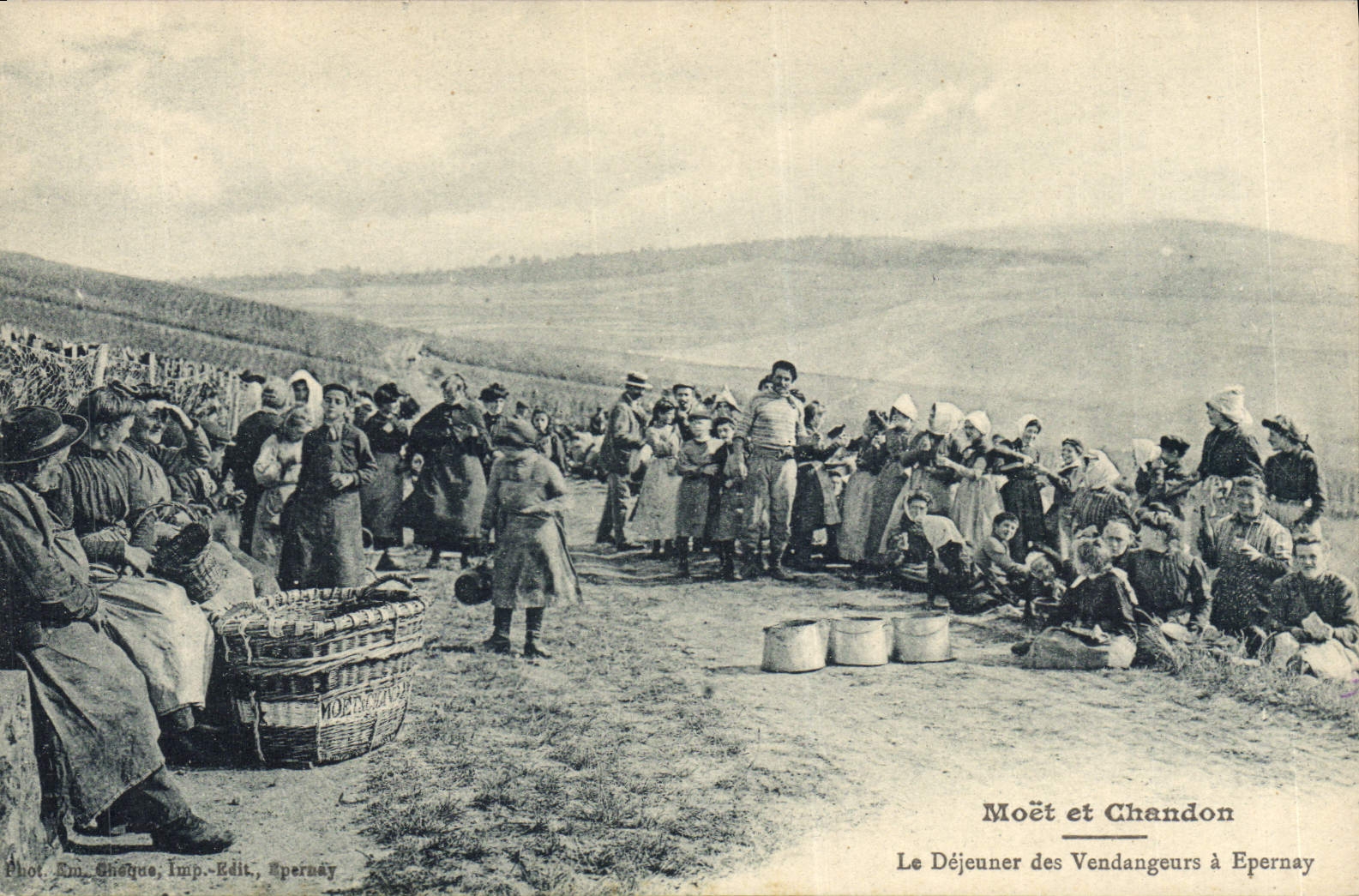 Le Déjeuner des Vendangeurs à Epernay — Moët et Chandon — Phot. Em. Chiehue, Imp.-Edit. Epernay