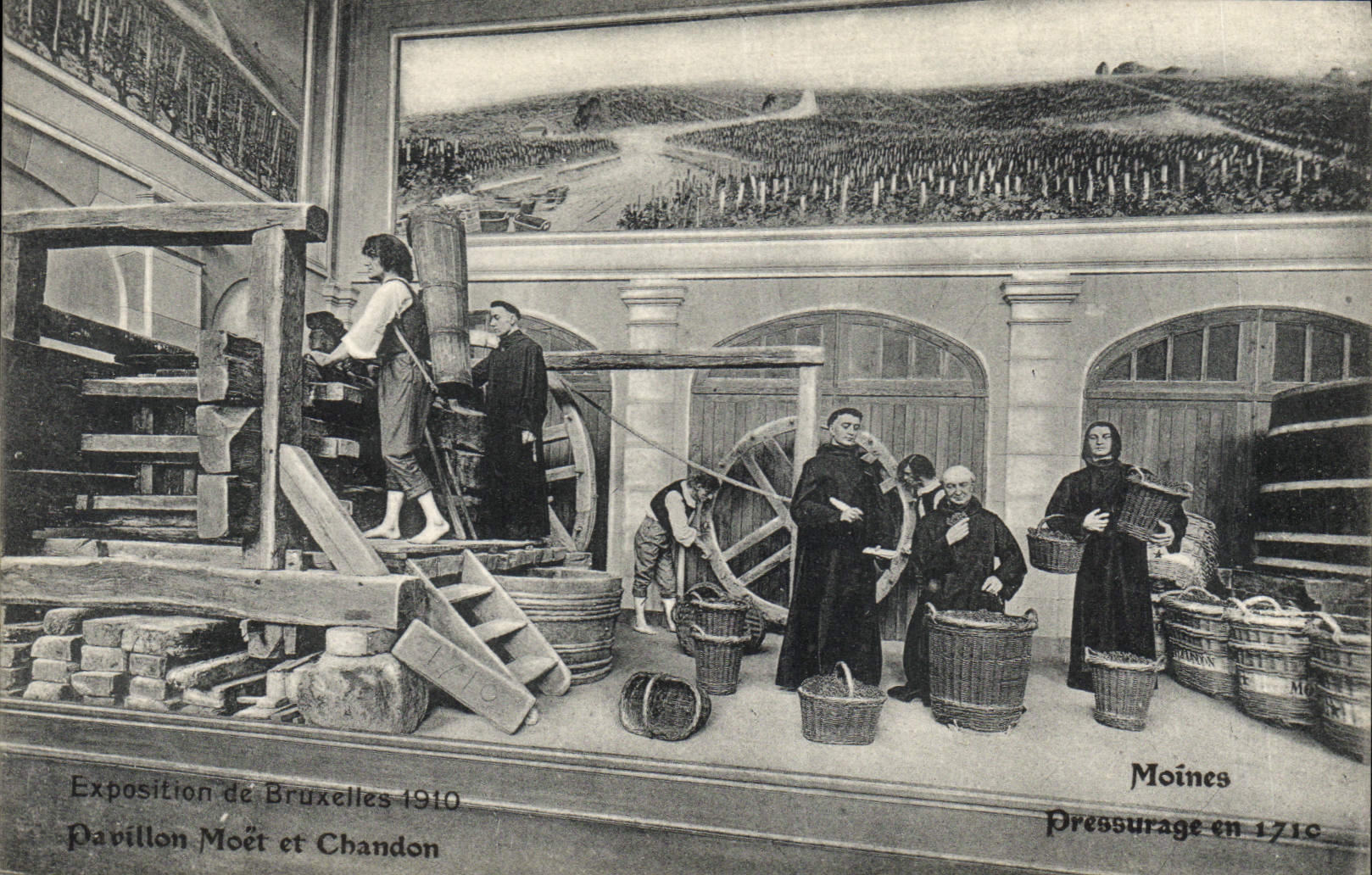 Pressurage en 1710 — Moines — Pavillon Moët et Chandon, Exposition de Bruxelles 1910
