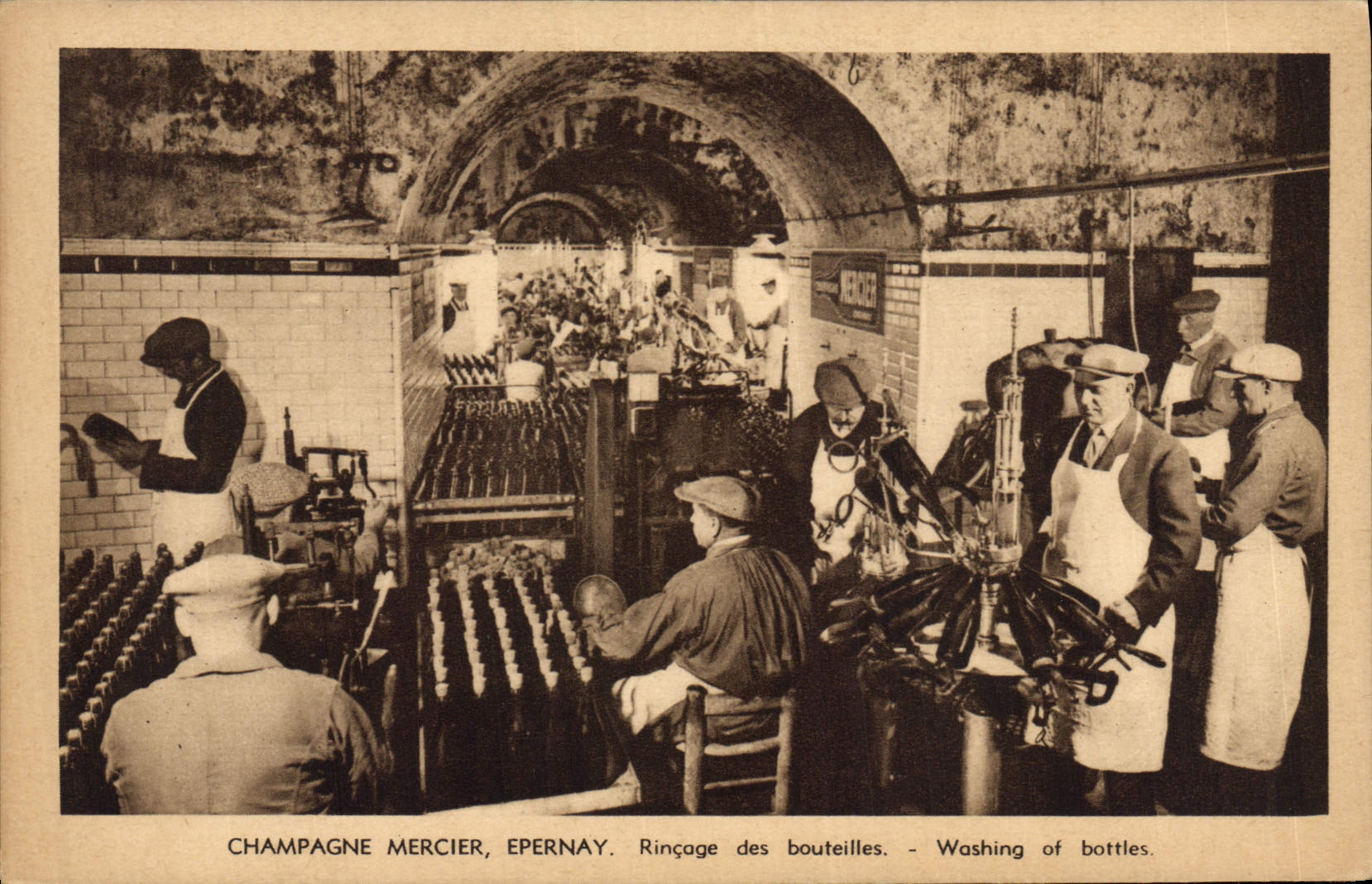 CPA Folklore Vin Vendange Champagne Mercier Epernay Rincage des bouteilles