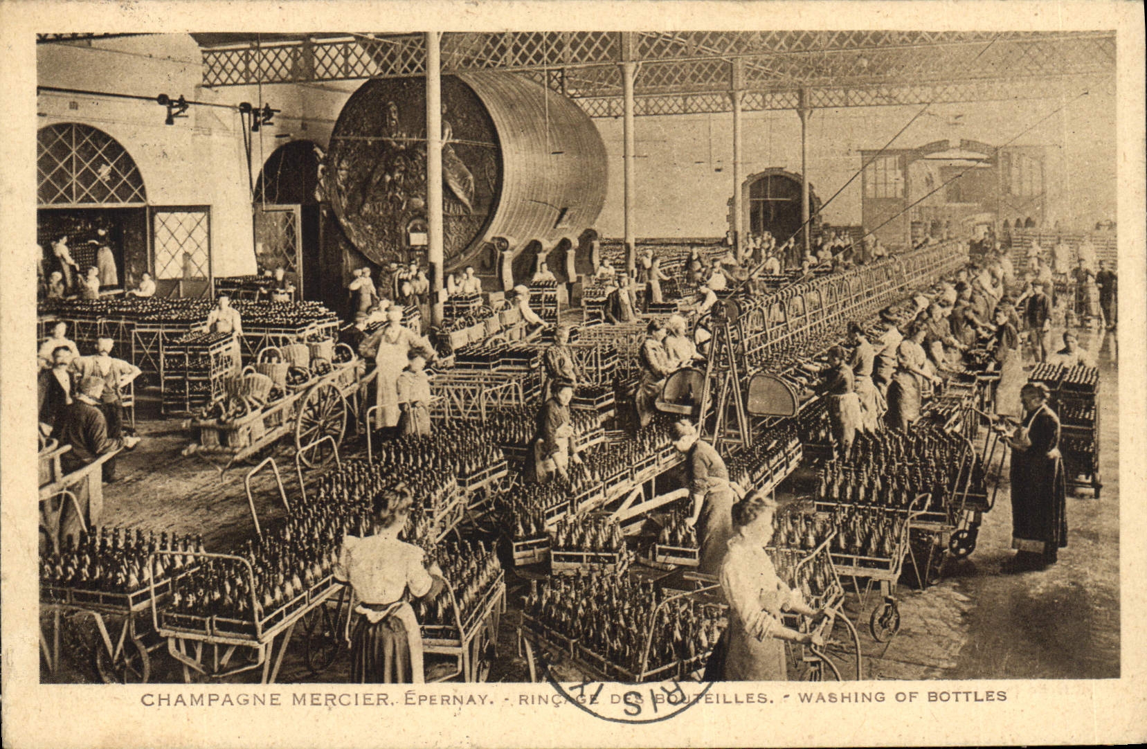 CPA Folklore Vin Vendange Champagne Mercier Epernay Rincage des bouteilles