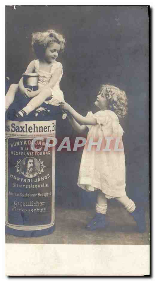 Deux enfants jouant avec une bouteille publicitaire — Hunyadi János Bittersalzquelle — éditeur inconnu