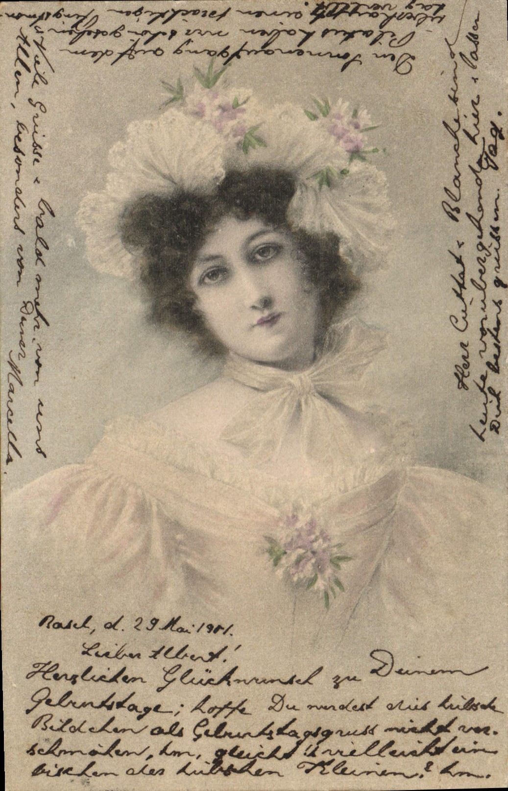 Portrait d'une femme — chapeau fleuri, robe à jabot — éditeur non identifié