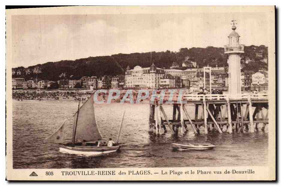 CPA Phare Trouville Reine des Plages La plage et le phare vus de Deauville Bateau 