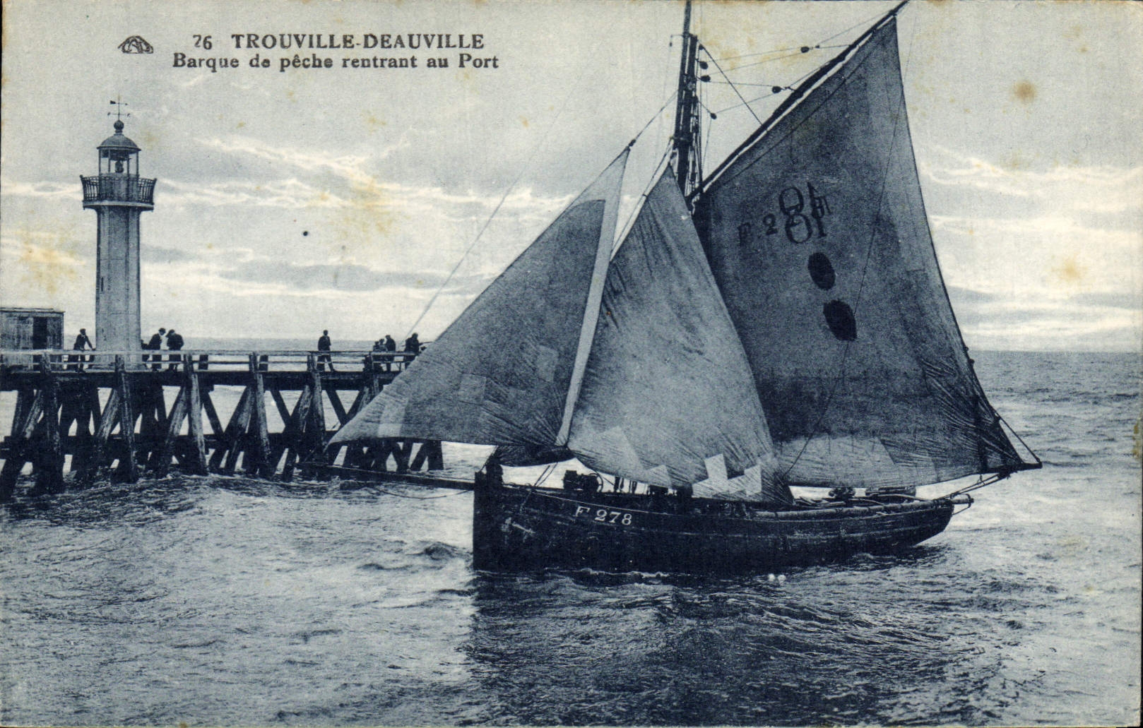 CPA Phare Trouville Deauville Barque de peche rentrant au port Bateau
