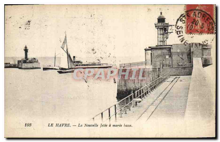 CPA Phare Le Havre La nouvelle jetee a maree basse Bateaux