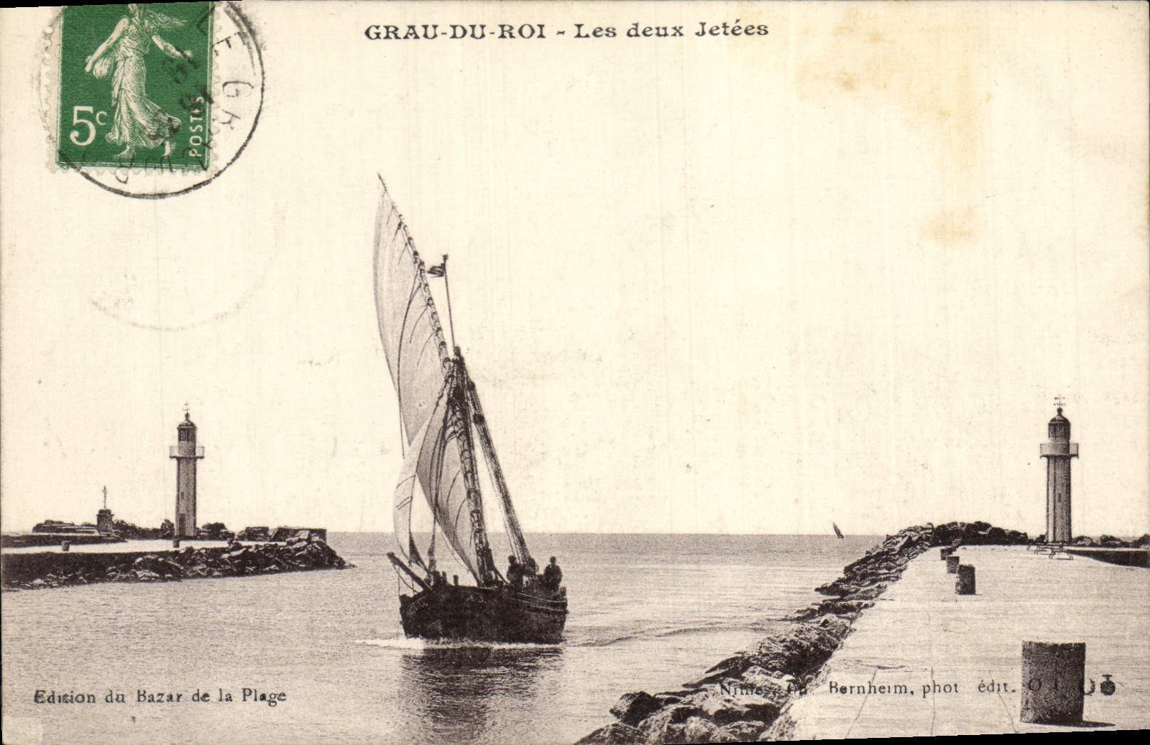 CPA Phare Grau du Roi Les deux jetees Bateau
