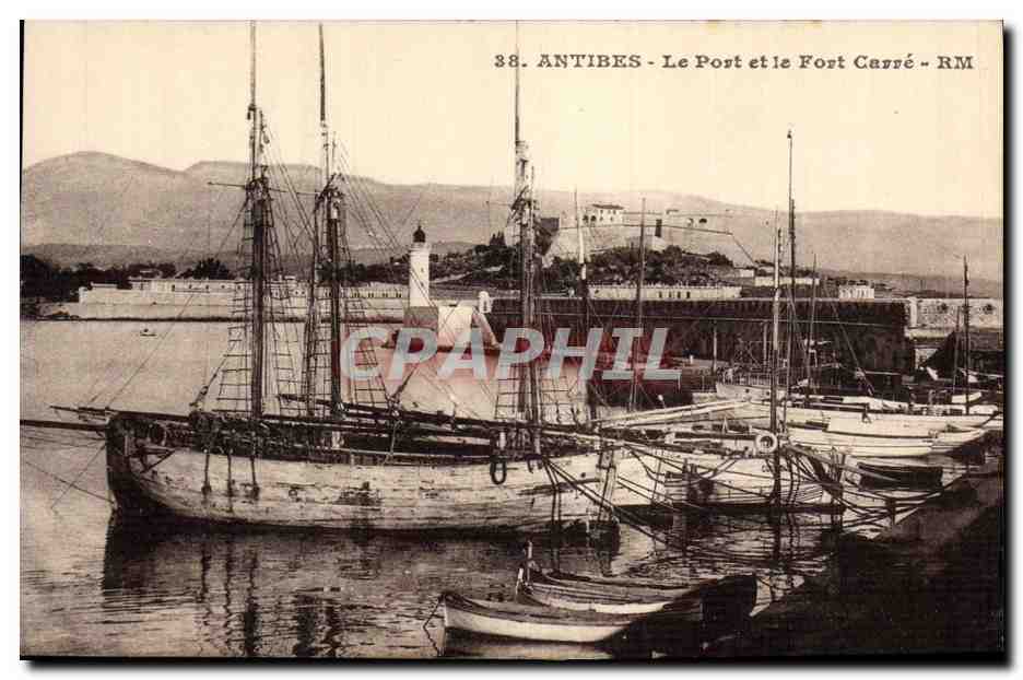 CPA Antibes Le Port et le Fort Carre Phare 