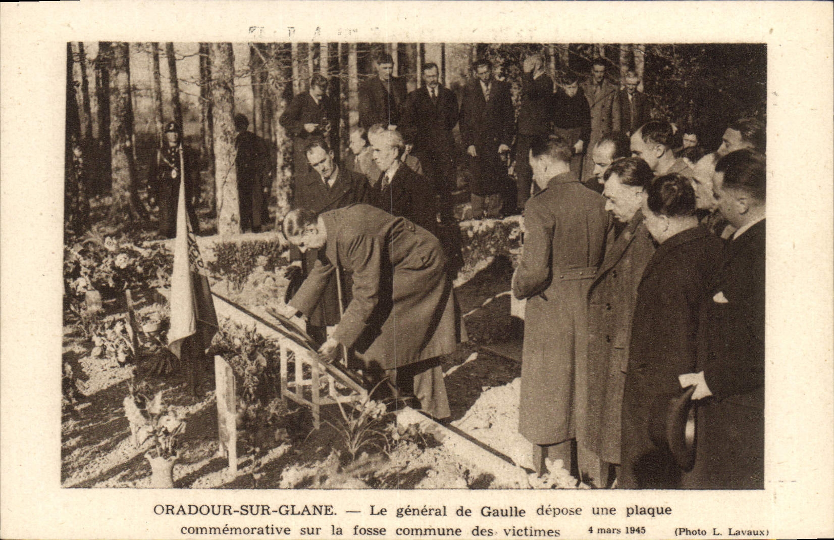 Oradour-sur-Glane — Le général de Gaulle dépose une plaque commémorative sur la fosse commune des victimes — Photo L. Lavaux