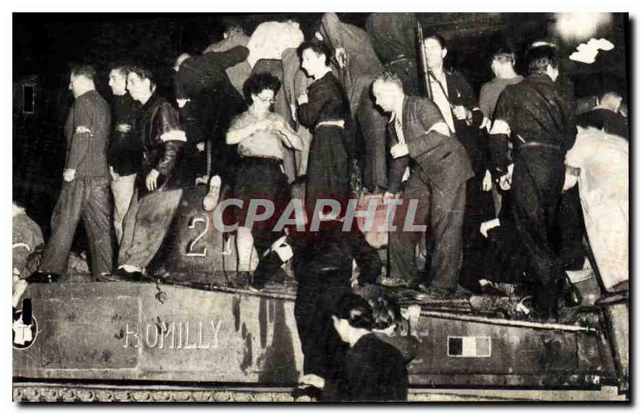 CPM Militaria Nuit du 24 Aout le premier char Leclerc arrive a l'Hotel de ville Paris