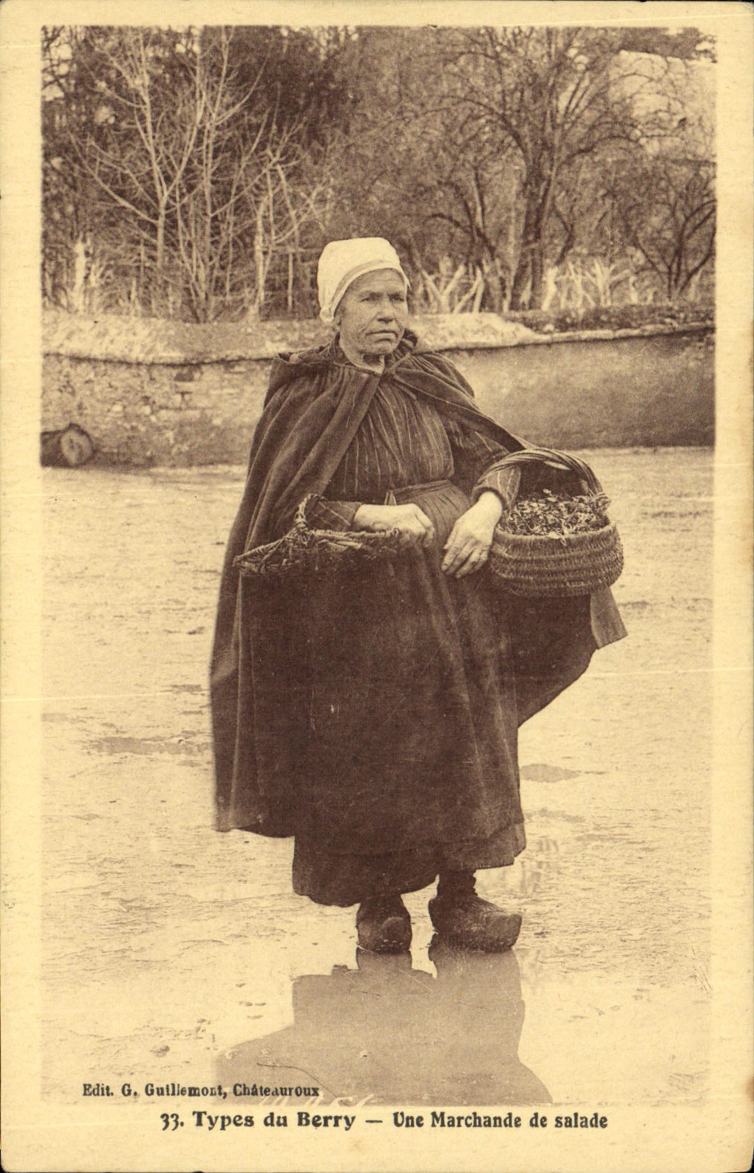 CPA Folklore Types du Berry Une marchande de salade