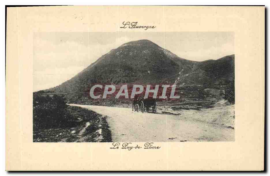 CPA Folklore Auvergne Le Puy de Dome Caleche