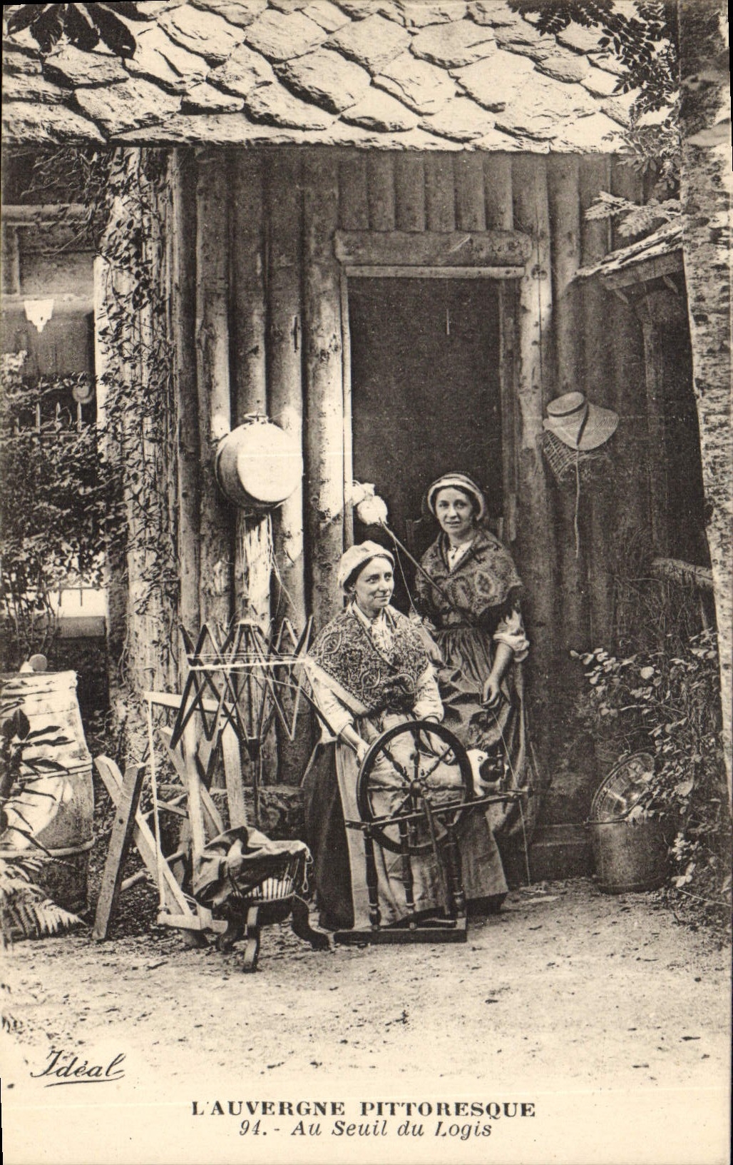 CPA Folklore Auvergne Au seuil du logis Fileuse