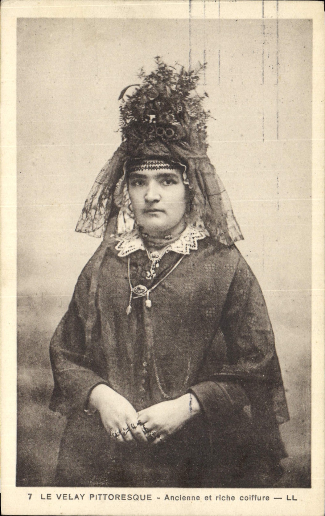 CPA Folklore Le Velay Ancienne et riche coiffure