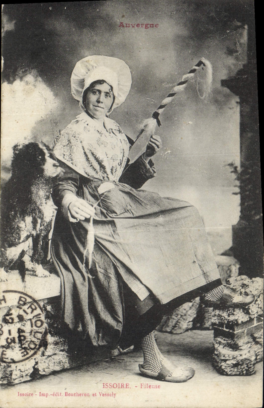 CPA Folklore Auvergne Issoire Fileuse