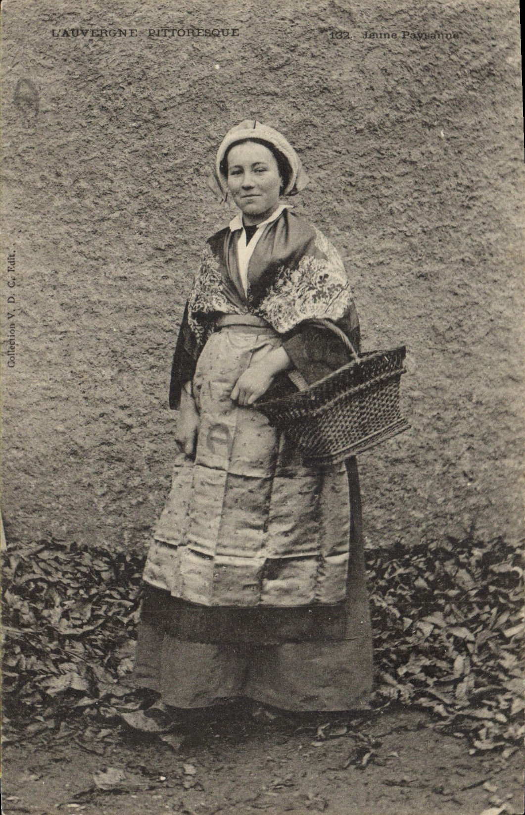 CPA Folklore Auvergne Jeune paysanne