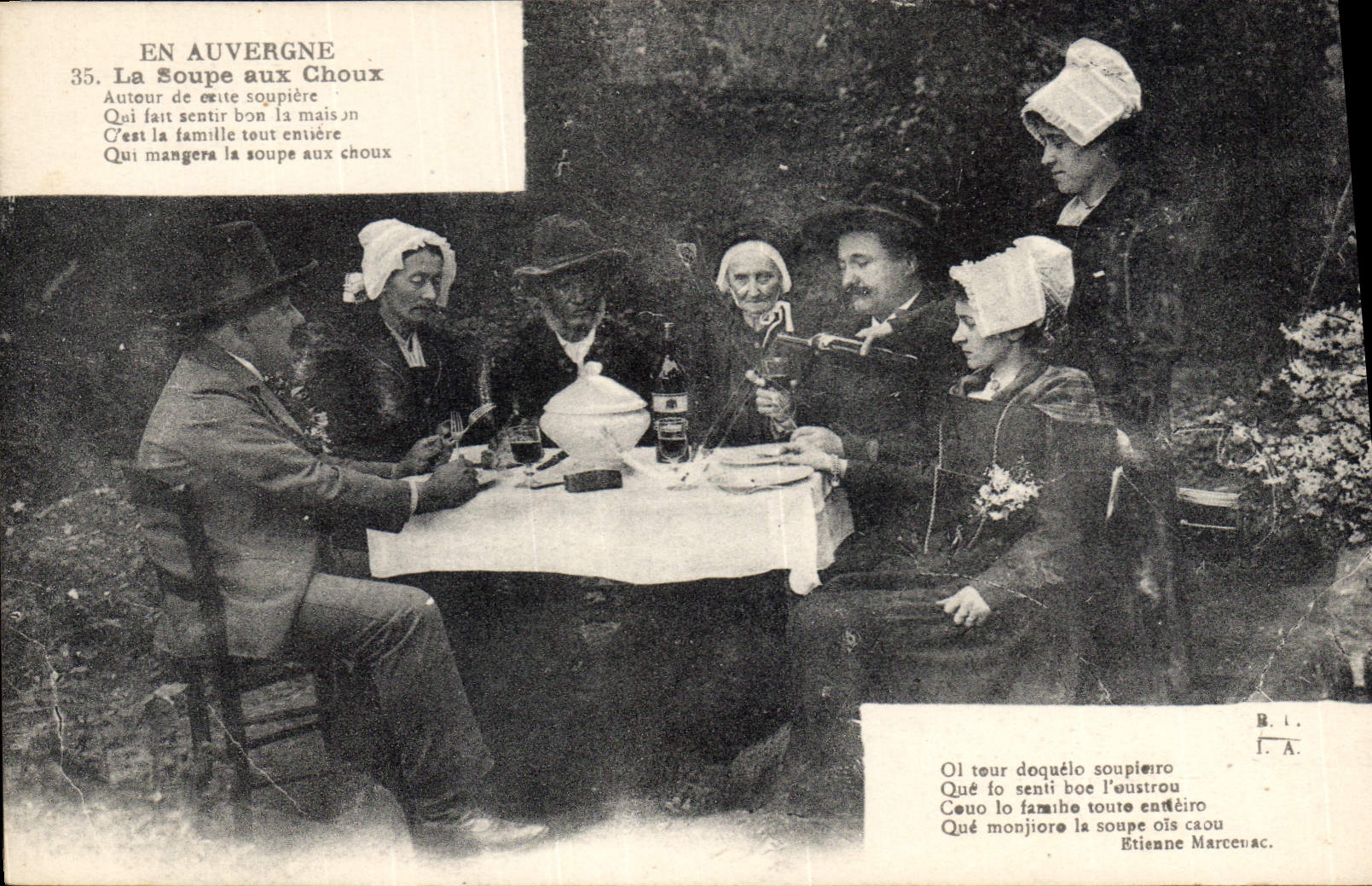 CPA Folklore Auvergne La soupe aux choux 
