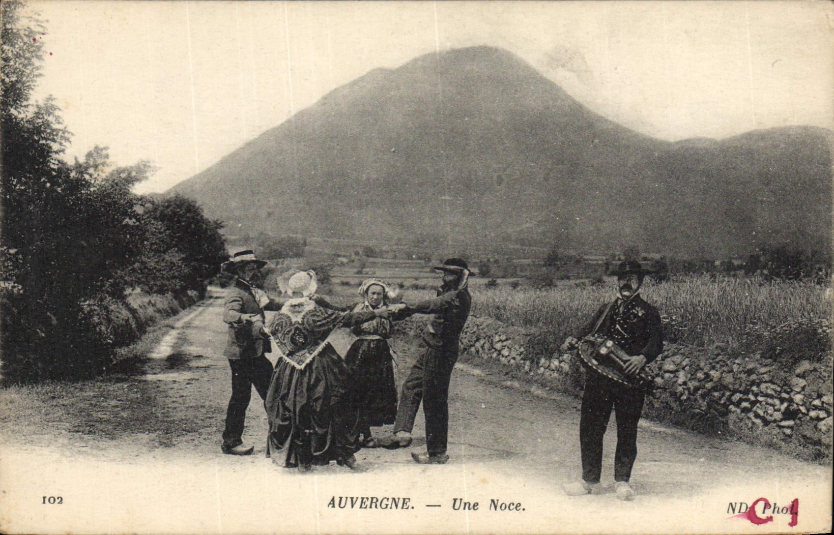 CPA Folklore Auvergne Une noce Mariage