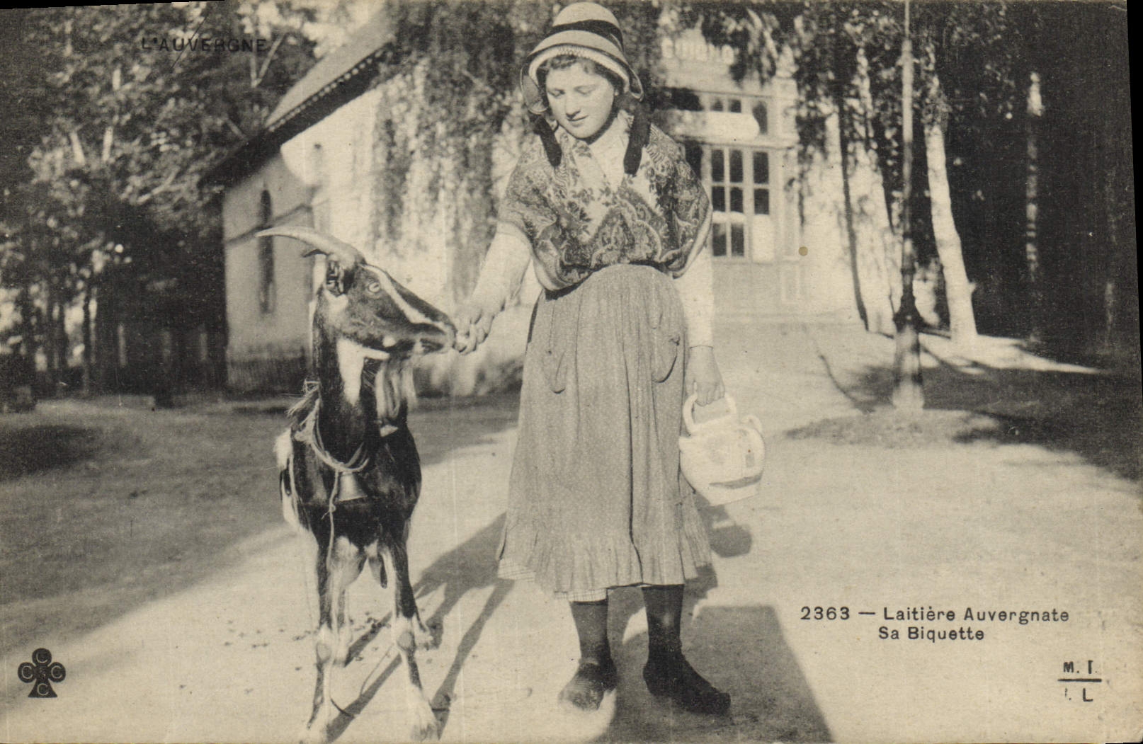 CPA Folklore Laitiere Auvergnate Sa biquette chevre