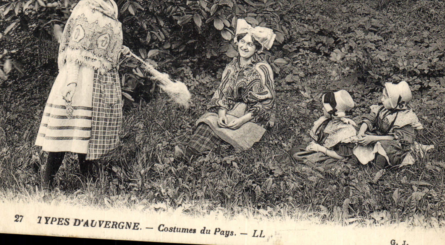 CPA Folklore Auvergne Costumes du pays Enfants