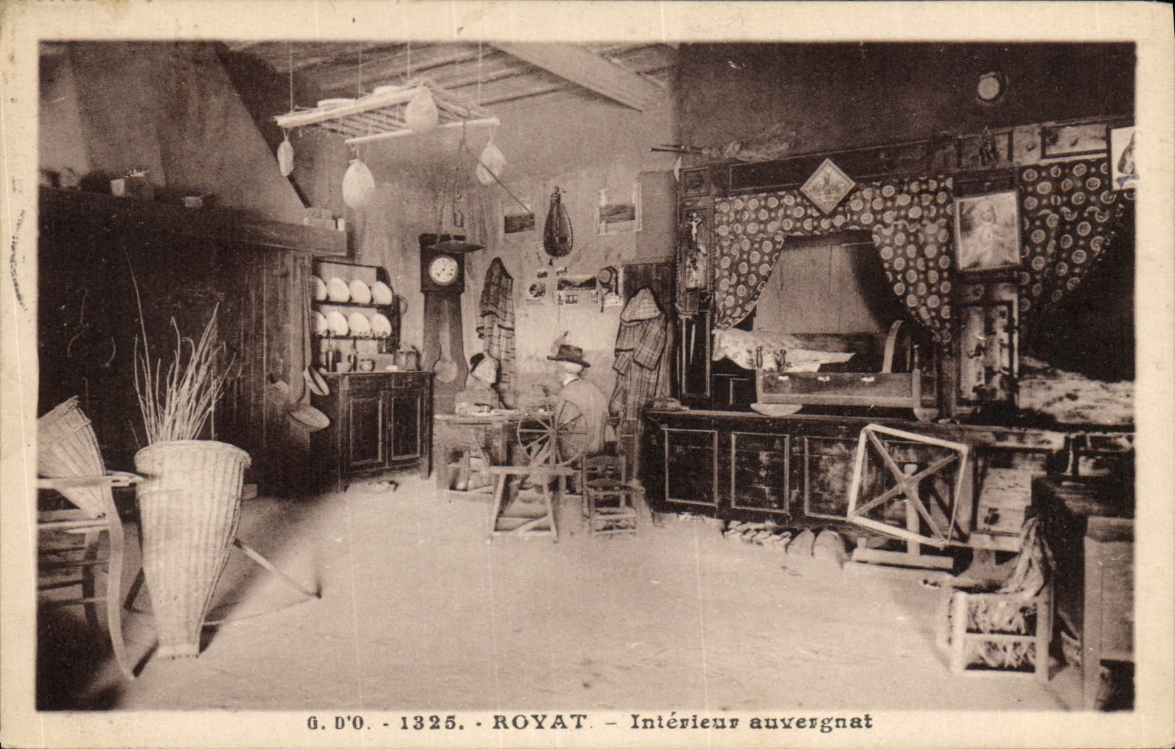 CPA Folklore Royat Interieur Auvergnat