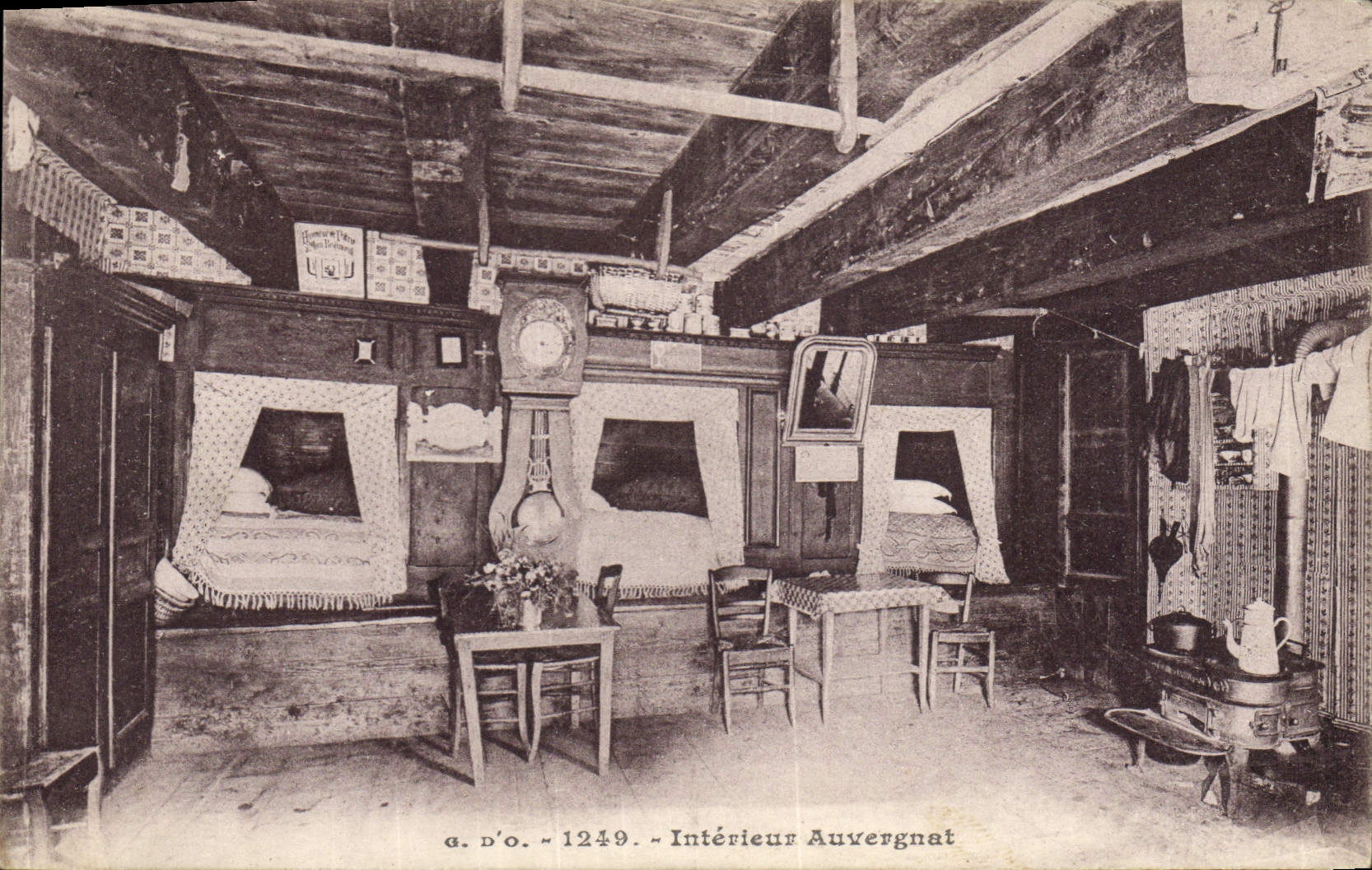 CPA Folklore Auvergne Interieur Auvergnat Horloge Pendule