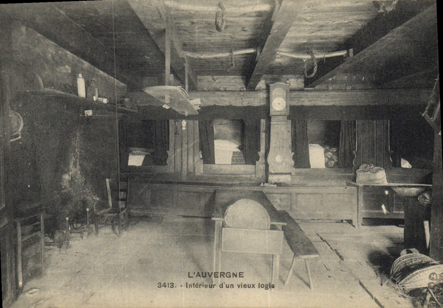 CPA Folklore Auvergne Interieur d'un vieux logis Horloge Pendule