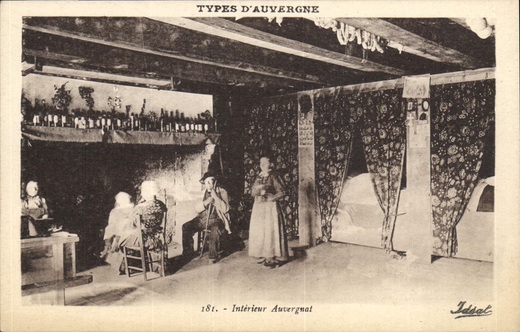 CPA Folklore Auvergne Interieur Auvergnat 