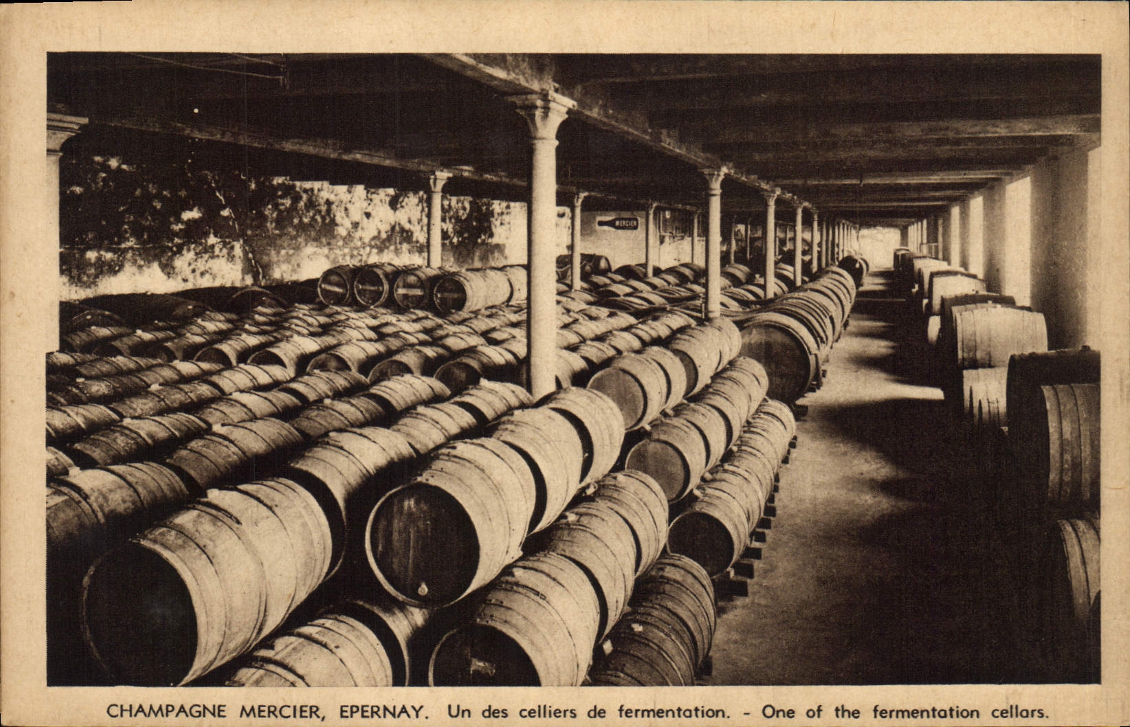 CPA Folklore Vin Vendange Champagne Mercier Epernay Un des celliers de fermentation