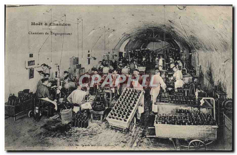 CPA Folklore Vin Vendange Champagne Moet & Chandon Chantiers de degorgement