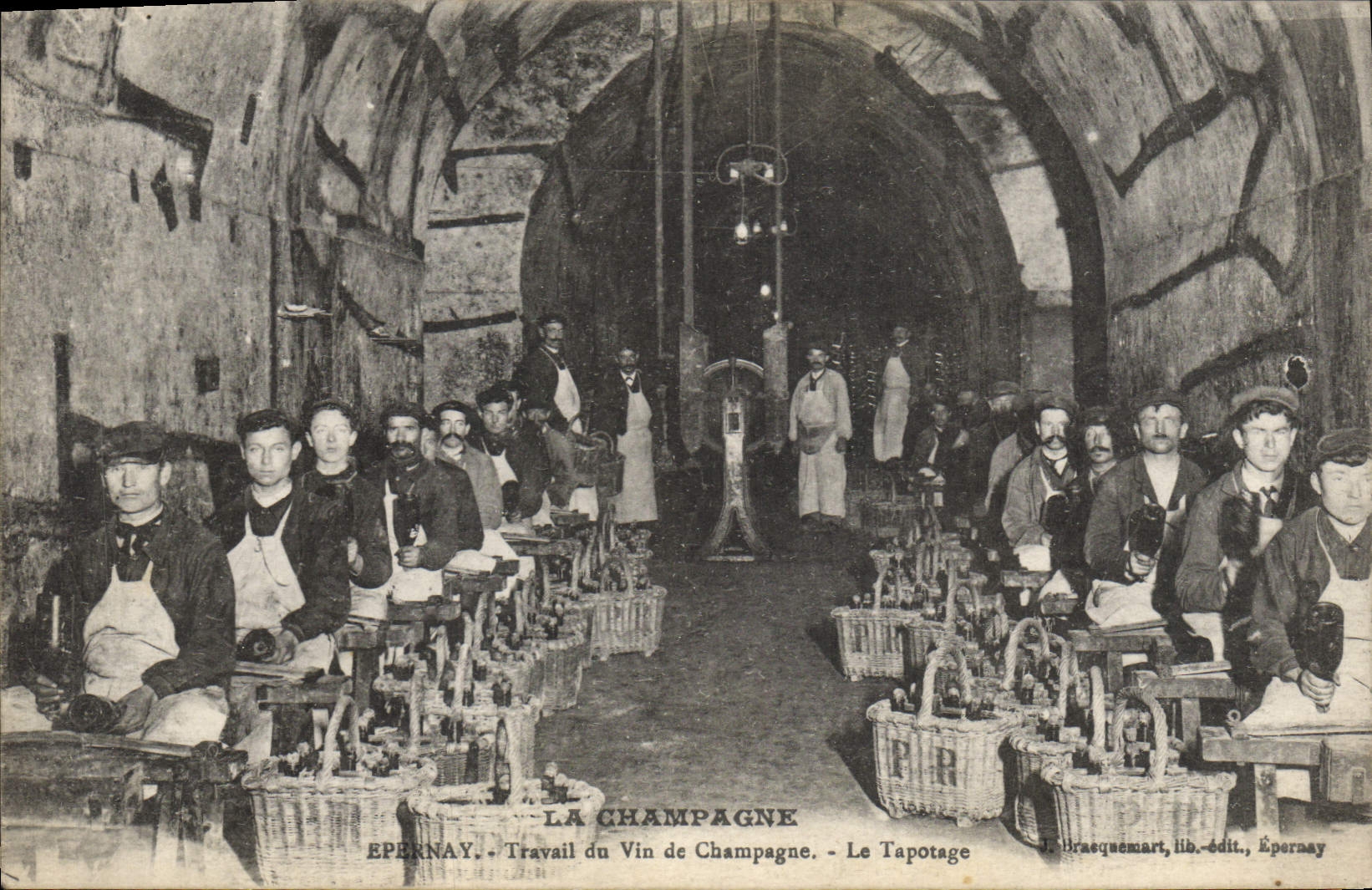 CPA Folklore Vin Vendange Champagne Epernay Travail du vin Le tapoitage 