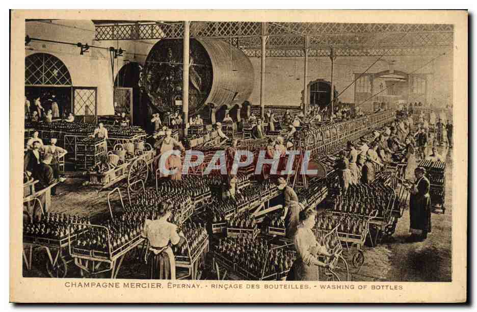 CPA Folklore Vin Vendange Champagne Mercier Epernay Rincage des bouteilles