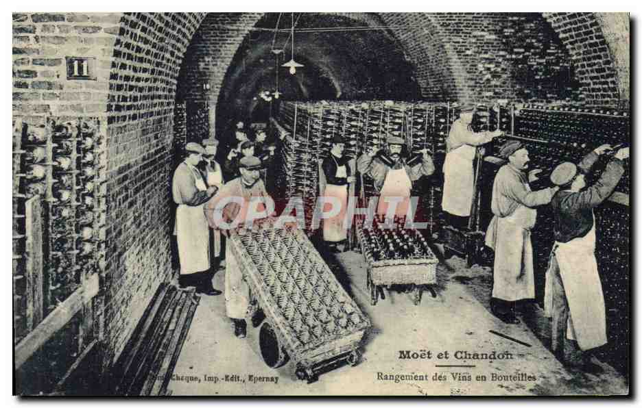 CPA Folklore Vin Vendange Champagne Moet & Chandon Rangement des vins en bouteilles