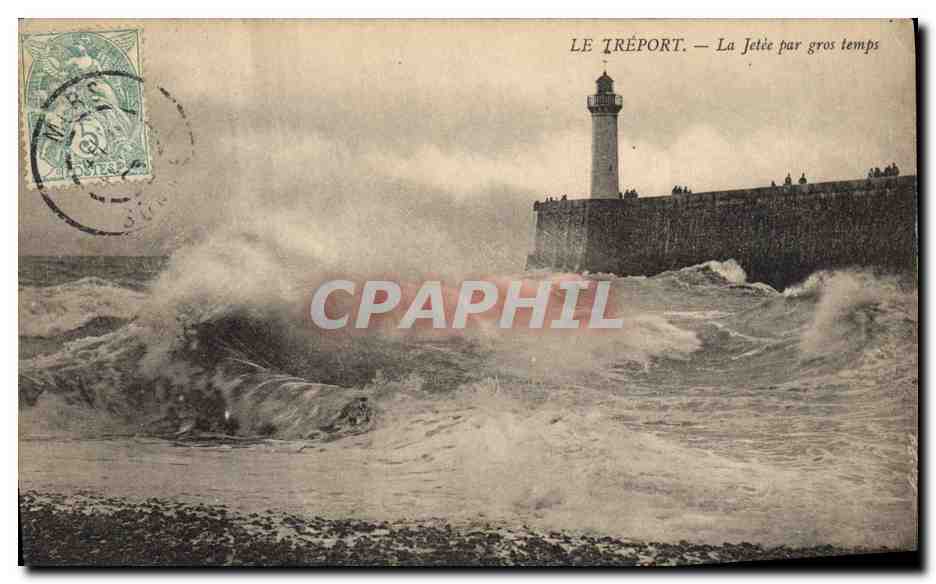 CPA Phare Le Treport La jetee par gros temps