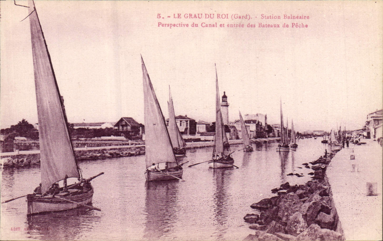 CPA Phare Le Grau du Roi Perspective du Canal et entree des bateaux de peche