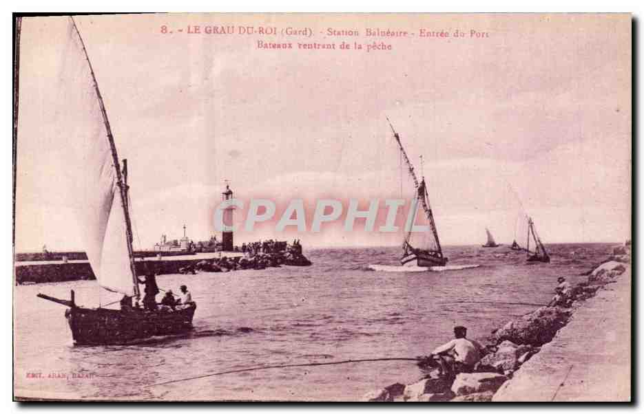 CPA Phare Le Grau du Roi Entree du port Bateaux rentrant de la peche