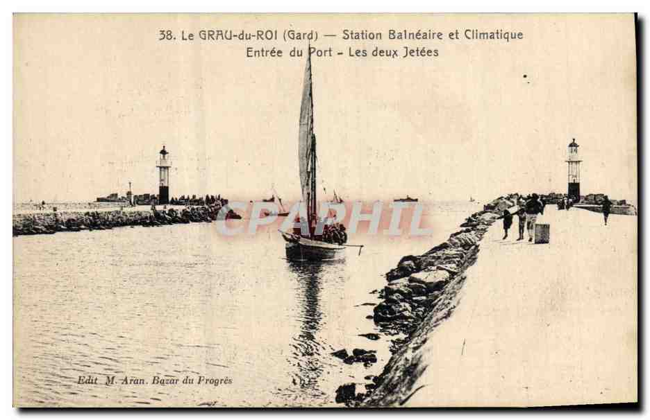 CPA Phare Le Grau du Roi Entree du port Les deux jetees Bateau